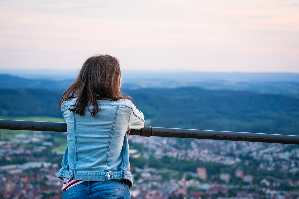 women look out at the horizon